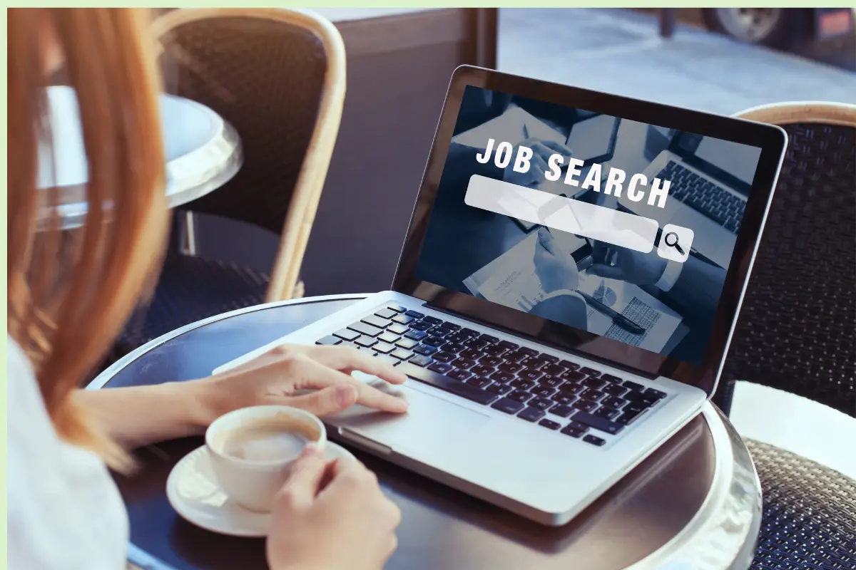 Trazenje-posla-karijerne-vestine-slika zene koja ispija kafu i pretrazuje na laptopu