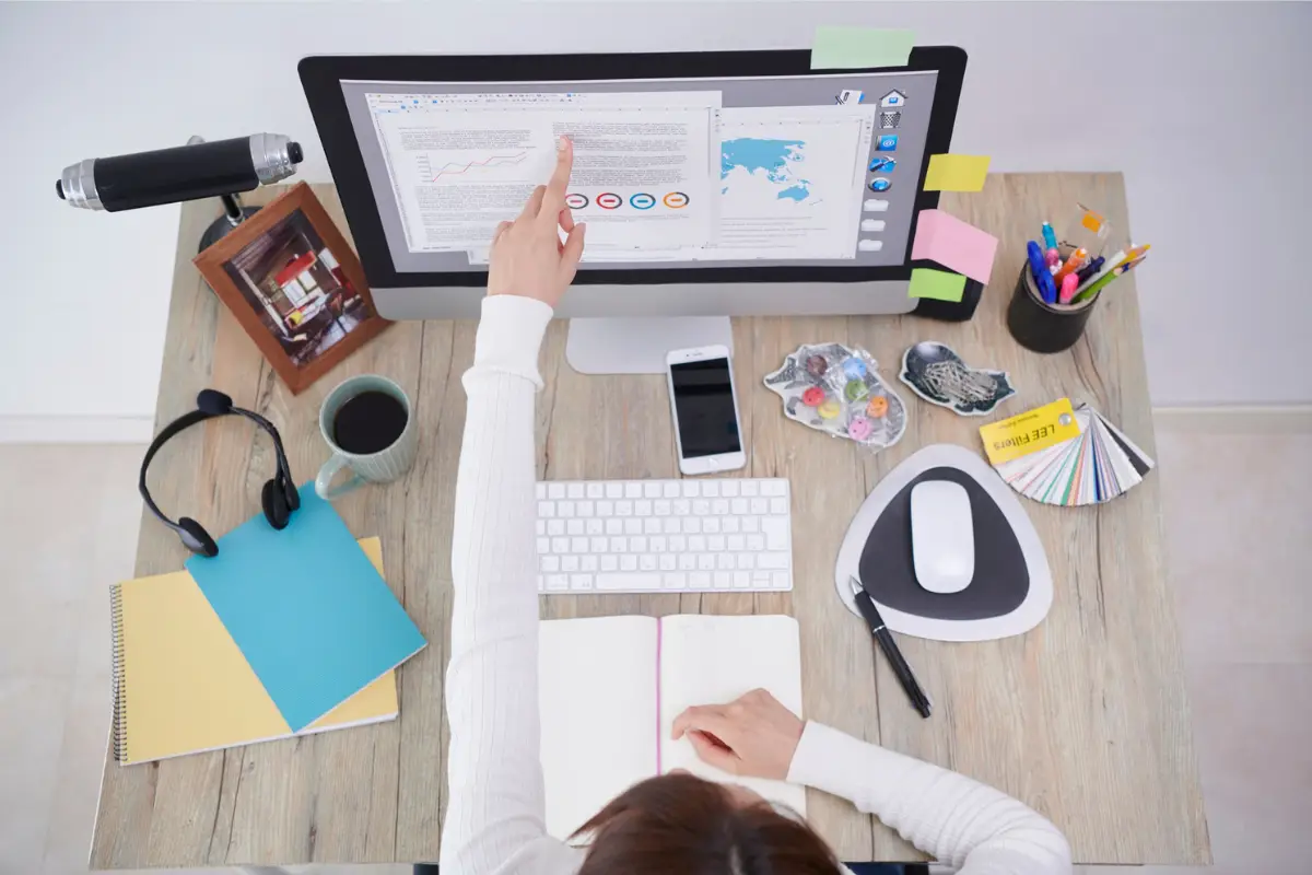 Ucenje-razvoj - devojka koja pretrazuje po svesci i kompjuteru