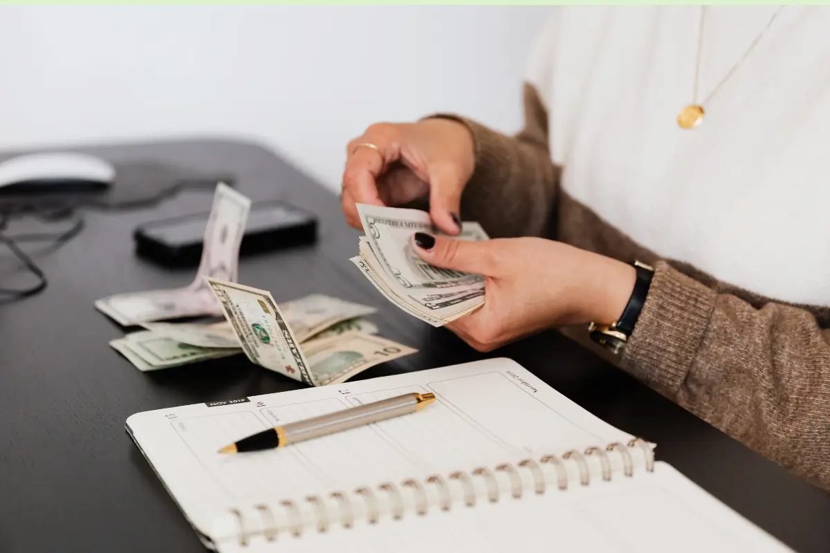 Zarada - snalazenje - zivotne vestine - slika zene koja prebrojava novac