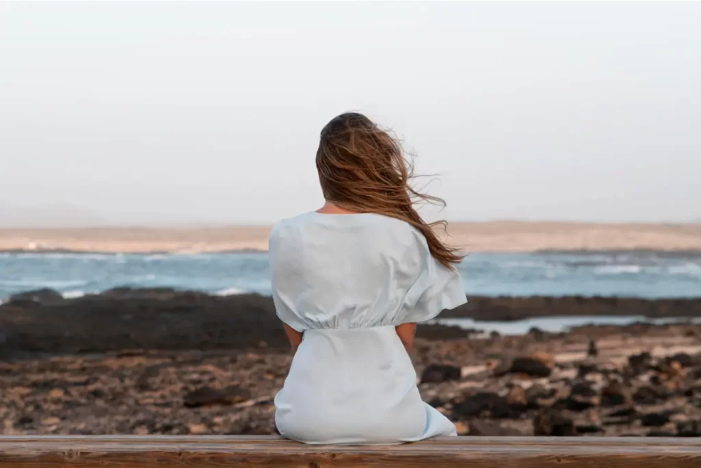 Kako se izboriti sa osecajem da zaostajes za drugima - ilustracija zene koja gleda u daljinu